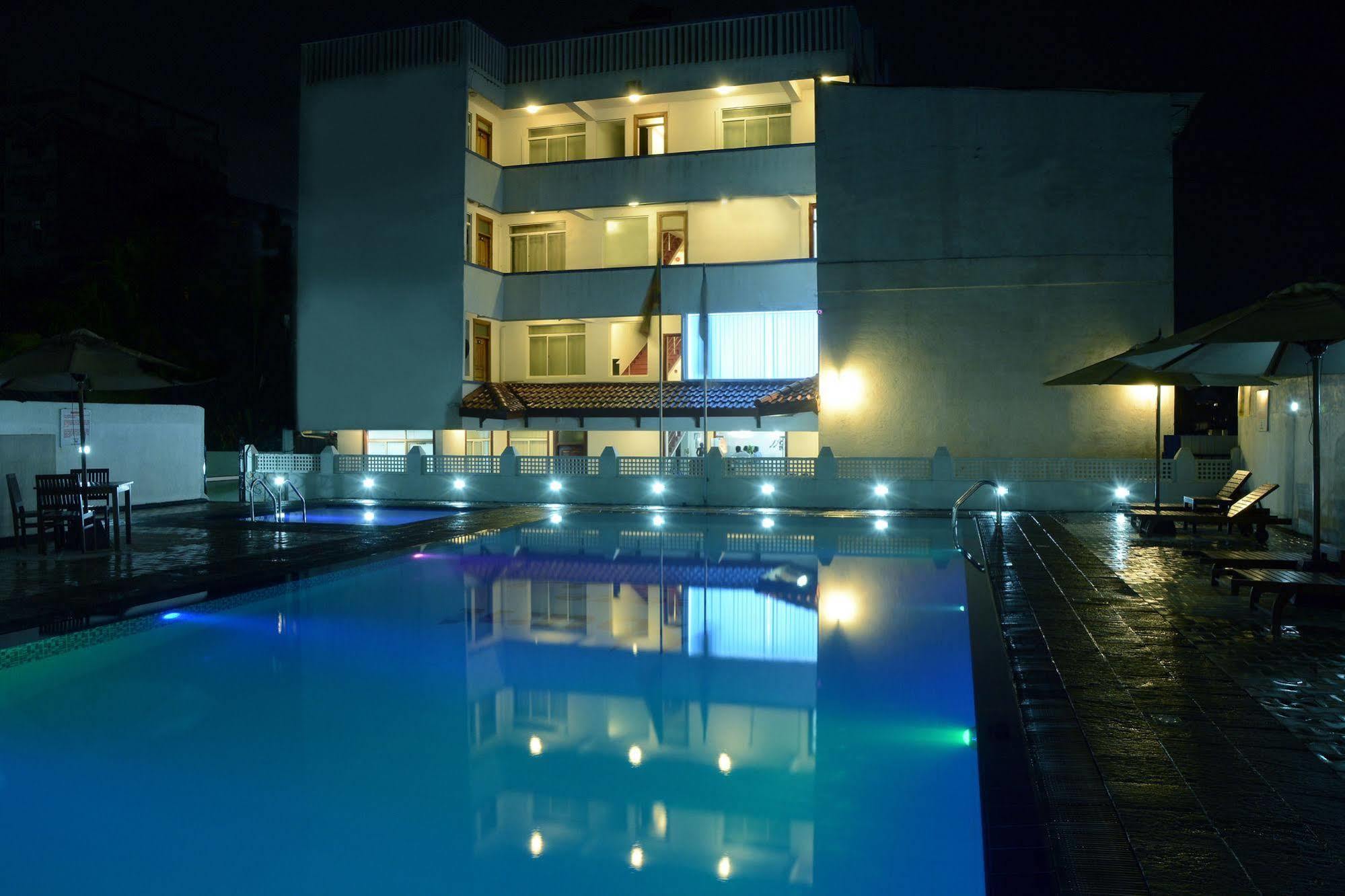 Mount Breeze Hotel Дехивала-Маунт-Лавиния Экстерьер фото